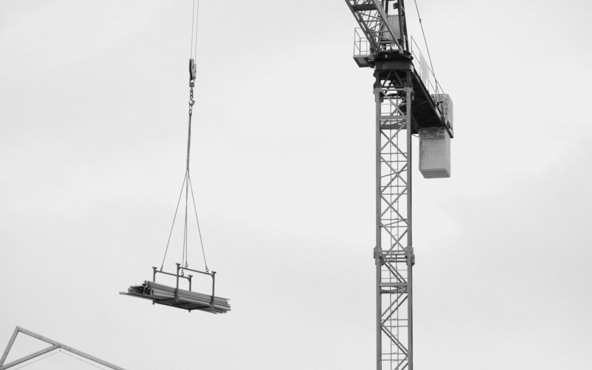 Heavy lift cranes and mobile lifting equipment on Utah construction project demonstrating capacity and reach capabilities