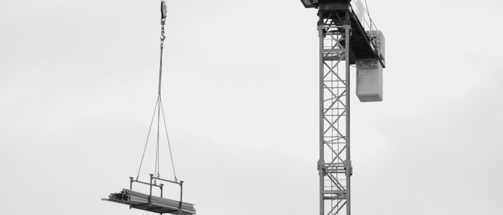 Heavy lift cranes and mobile lifting equipment on Utah construction project demonstrating capacity and reach capabilities